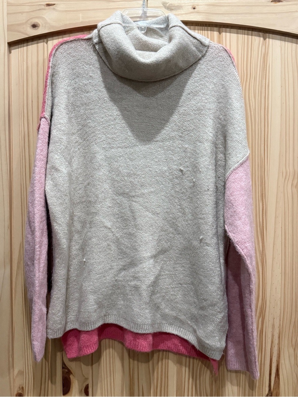 Versona Women’s Turtleneck Sweater in Cream and Pink, Size XL